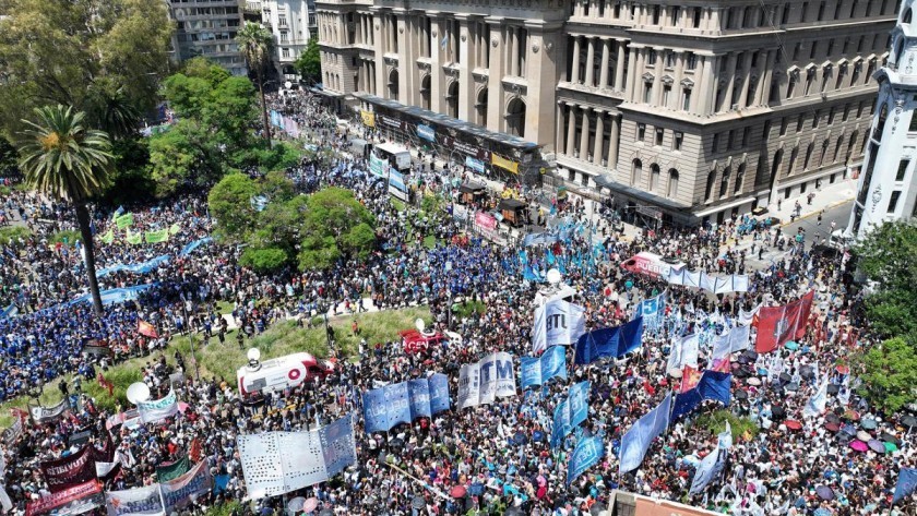 La CGT, las dos CTA y movimientos sociales marcharon a Tribunales contra el DNU de Milei