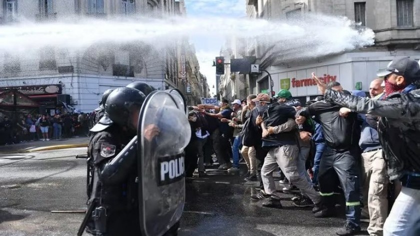 Caos de tránsito, tensión y detenidos por una protesta en la 9 de Julio