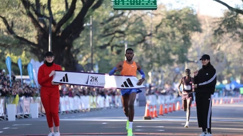 Gerba Beyata Dibaba, de Etiopía, ganó la media maratón de Buenos Aires,