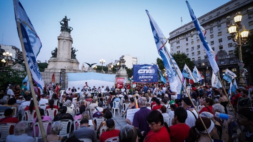 Opositores marcharon frente al Congreso exigiendo juicio político a Javier Milei por el «Criptogate»