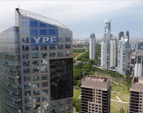 YPF: suspenden temporalmente el fallo que ordena entregar las acciones