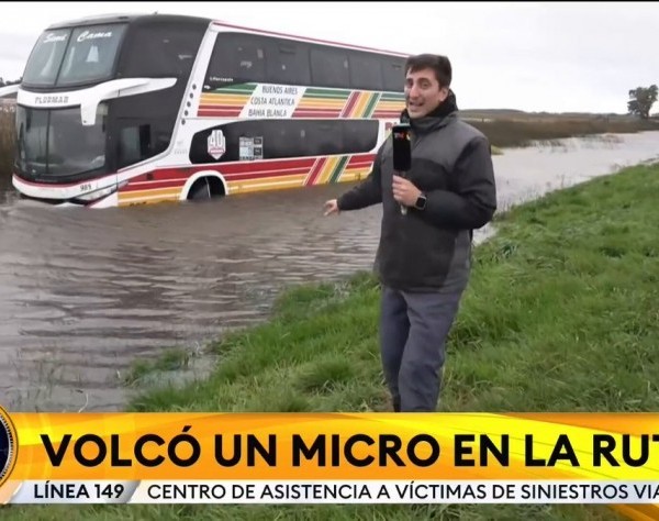 Tormenta de Santa Rosa: Un micro se quedó en la Ruta 5 y rescataron a 40 pasajeros