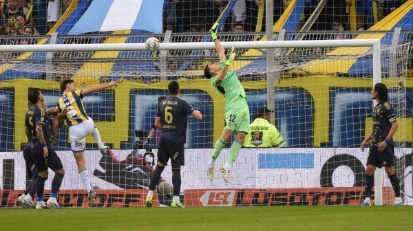 Con gol olímpico Ángel Di Maria, Central y Boca empataron 1 a 1