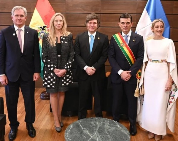 Milei saludó al presidente de Bolivia, Rodrigo Paz Pereira tras la ceremonia de asunción