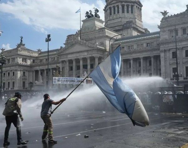 El Gobierno trataría la reforma laboral en Diputados el jueves y la CGT anunció un paro