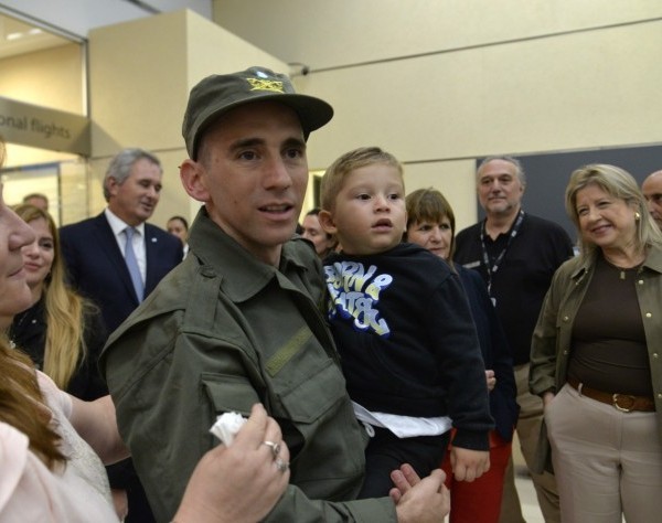 Nahuel Gallo llegó a Argentina y se reencontró con su familia