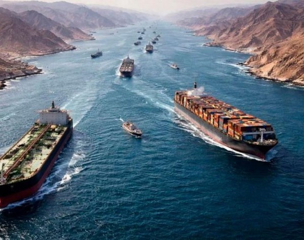 El estrecho de Ormuz se vacía de barcos mientras Irán y EEUU compiten por su control