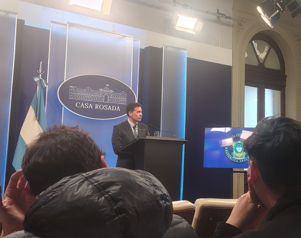 Ravier: “Se termina el flagelo de financiar la salud de no residentes”