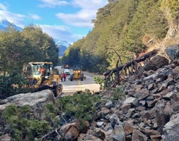 Corte total en la Ruta 40 en Río Negro por desprendimiento de rocas y tierra