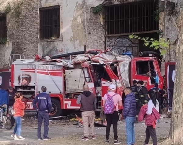 Un camión de bomberos chocó contra la ex cárcel de Caseros: al menos 10 heridos