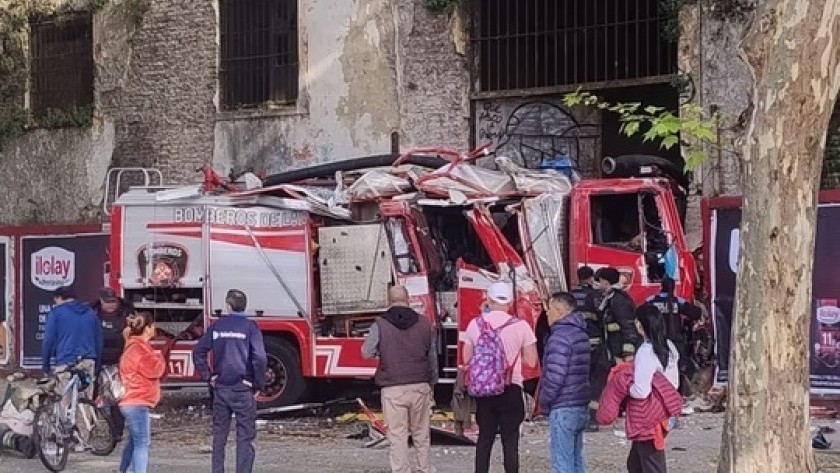 Un camión de bomberos chocó contra la ex cárcel de Caseros: al menos 10 heridos