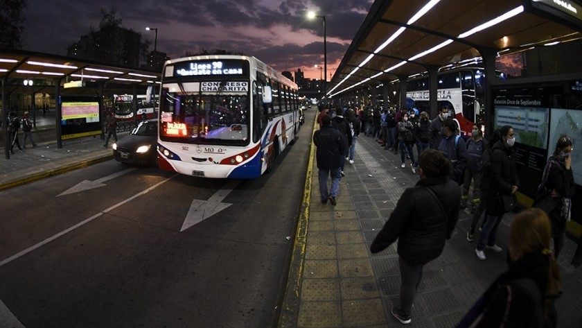 Empresas de transporte de pasajeros suspendieron la medida que iba a paralizar servicios nocturnos
