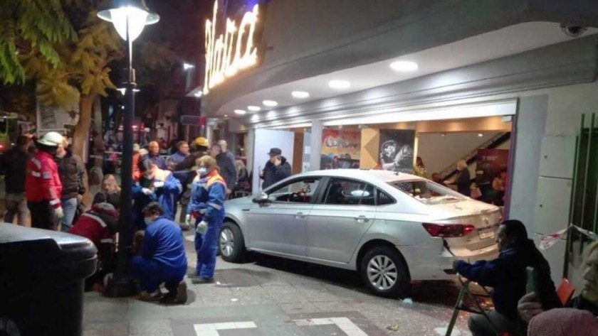 Mendoza: un auto se incrustó en la puerta de un teatro e hirió a 15 personas