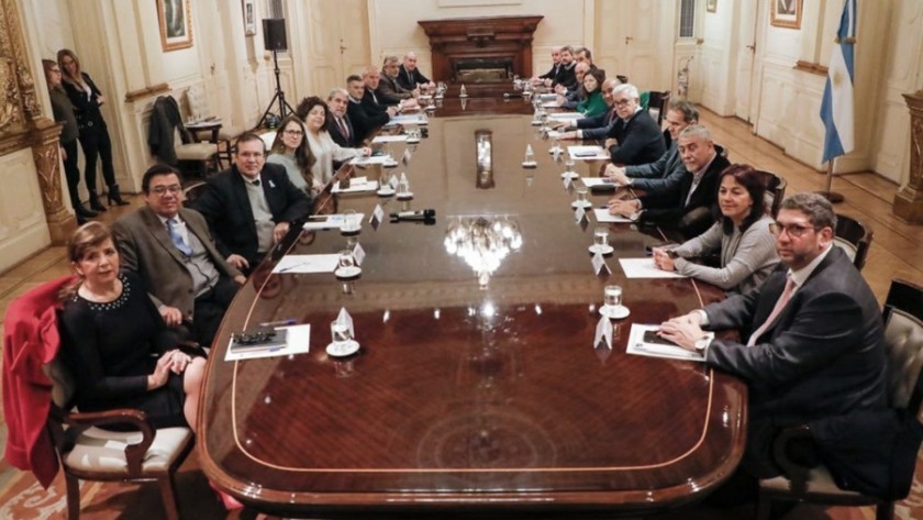 Ante la crisis, el Gobierno analiza implementar un dólar turista, entre otras medidas