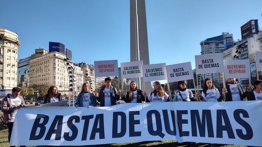 Intendentes de Santa Fe protestan en el Obelisco por los incendios en el Delta